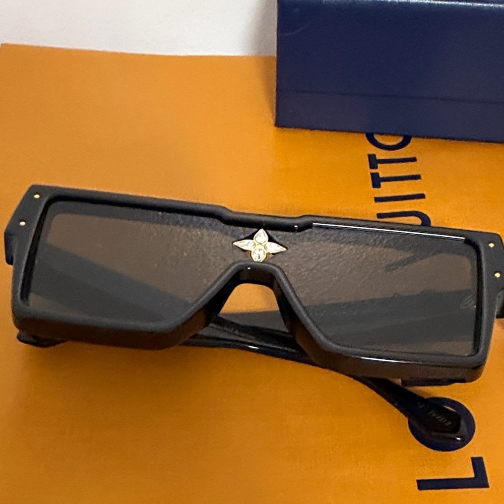 Louis Vuitton
2023 Cyclone Sunglasses - Picture 7 of 8
